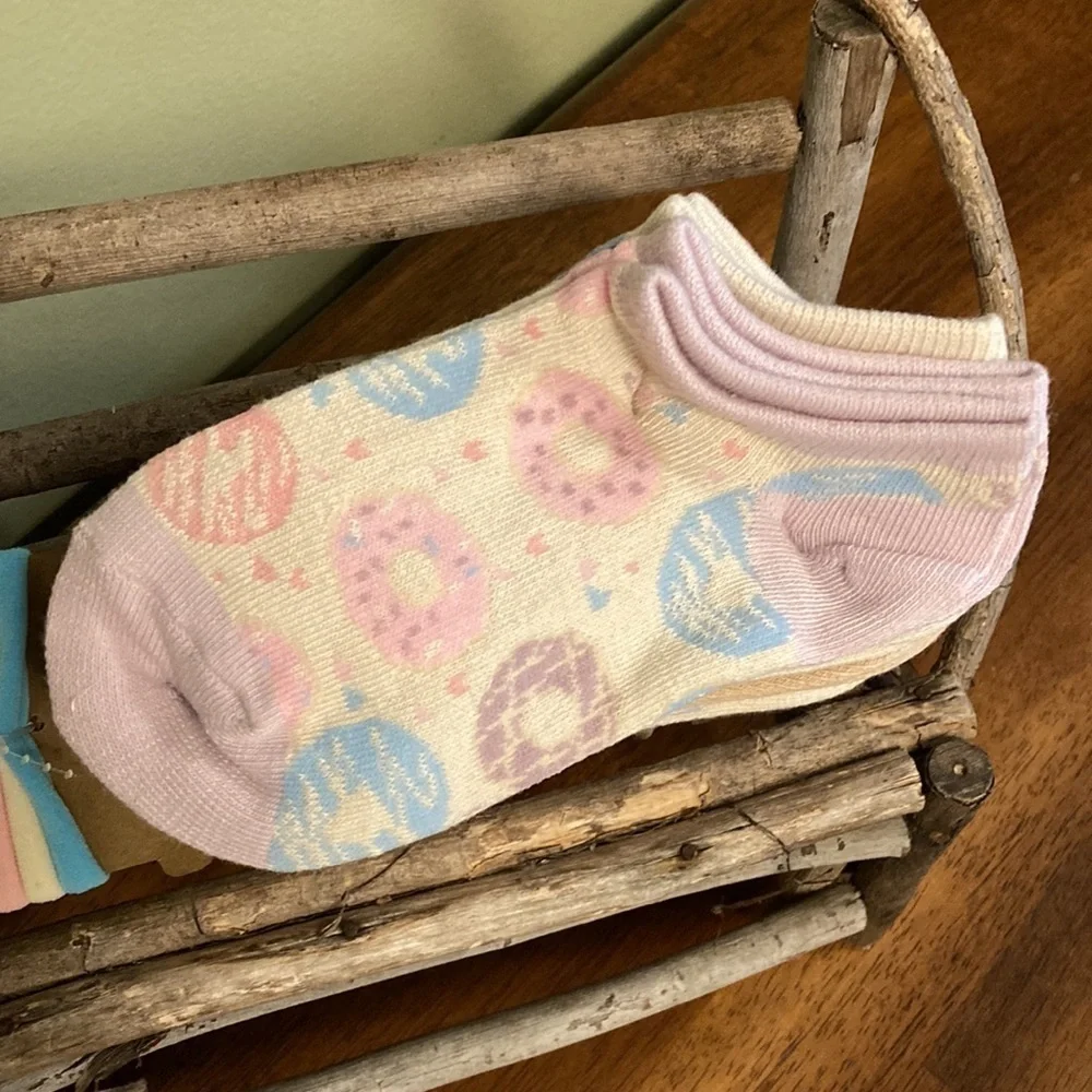 NWT! Rae Dunn GIRLS 10 PACK DONUT ANKLE SOCKS with 3 Bonus Hair Ties